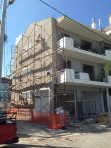 ΤΡΙΩΡΟΦΗ ΟΙΚΟΔΟΜΗ ΜΕ ΙΣΟΓΕΙΟ ΚΑΤΑΣΤΗΜΑ ΕΦΑΡΜΟΓΗ ΣΙΛΙΚΟΝΟΥΧΟΥ ΣΟΦΑ